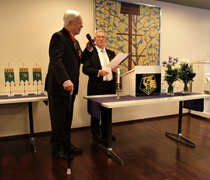 Savonlinnan seudun Maanpuolustuskillan puolesta onnittelivat Pekka Nousiainen ja Simo Vuorilehto.
Kuva RF