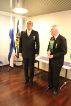 15 v juhlassa luovutettiin Sotilaspoikien Perinneliitolle killan standaari, jonka otti vastaan liiton puheheenjohtaja Hannu Luotola.
Kuva RF