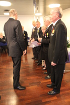 Sotilaspoikaliiton ansiomerkit juhlassa jakoi liiton puheenjohtaja Hannu Luotola Marjaliisa Pankakarin avustamana.
Kuva RF