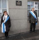 Airueina laatan paljastustilaisuudessa olivat pikkulotta Synnöve Mikkonen ja sotilaspoika Paavo Särkkä, jotka molemmat palvelivat sodan aikana Puistokadun kansakoululla olleessa sotasairaalassa.
Kuva Rainer Fabricius