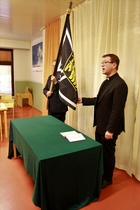 Lipun vihki pastori Tero Tyni Savonlinnan seurakunnasta. Lipunkantajana seremoniassa oli Sotilaspoikakillan hallituksen jäsen Olli Uotinen. 
Kuva Rainer Fabricius