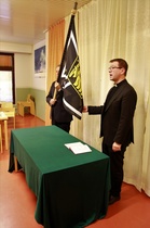 Lipun vihki pastori Tero Tyni Savonlinnan seurakunnasta. Lipunkantajana seremoniassa oli Sotilaspoikakillan hallituksen jäsen Olli Uotinen. 
Kuva Rainer Fabricius