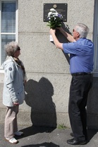 Kukkaseremonia 12.5.2021 Pikkulottien kunnialaatalla. Kuvassa vas. pikkulotta Lahja Wikman ja Lauri Auvinen.
Kuva Rainer Fabricius