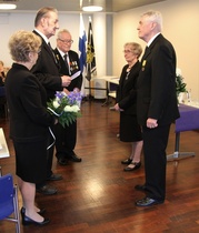 Savonlinnan Sotaveteraanit onnittelemassa Sotilaspoikakiltaa 15 v juhlassa. Vasemmalta Irma Repo, Jaakko Lindéll ja Martti Repo. Onnitelun vastaanottajat Lahja Wikman ja Lauri Auvinen.
Kuva Rainer Fabricius